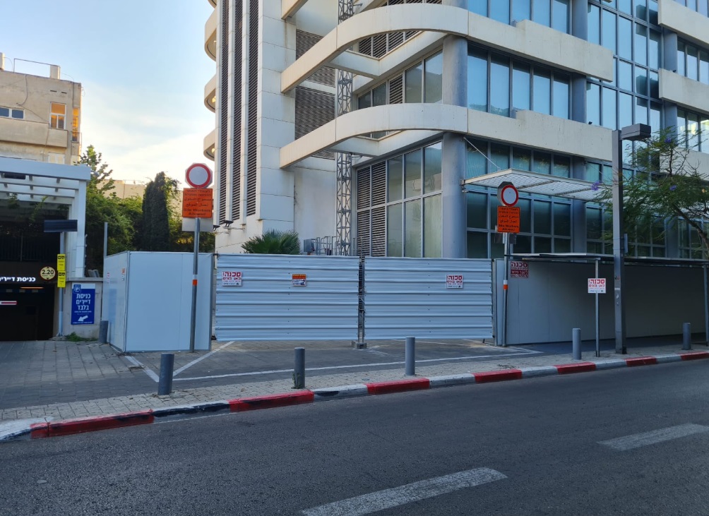 שלטי אזהרה על ציוד מגן אישי באתר בנייה